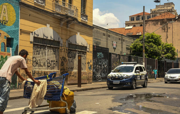 Centro de São Paulo tem usuários de drogas espalhados e comércios fechados