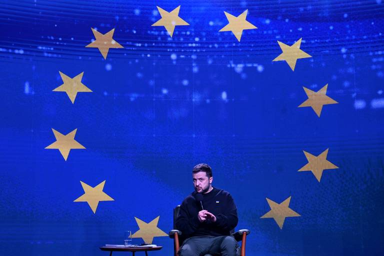 Com a bandeira da União Europeia no telão ao fundo, Zelenski concede entrevista coletiva em Kiev