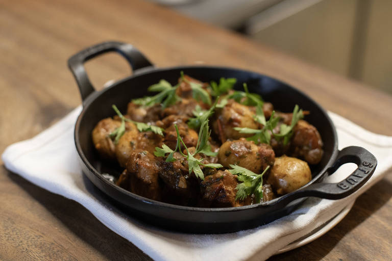 Receita de frango ao molho de tomate do CozinhaAí executada pelo chef Tuca Mezzomo 