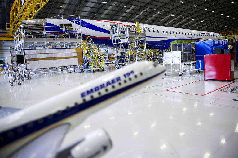 Avião sendo construído em fábrica da Embraer em São José dos Campos, São Paulo