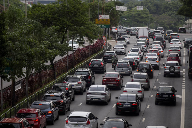 São Paulo tem trânsito congestionado e lentidão em acessos a litoral e interior