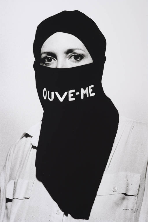 Ouve-me, 1979 Obra de Helena Almeida Fotografia, 63 x 43 cm Cortesia Galeria Filomena Soares, Lisboa