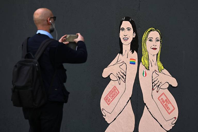 Pintura feita pelo artista e ativista Alexsandro Palombo, retratando a primeira-ministra da Itália, Giorgia Meloni (à direita), e a secretária do Partido Democrático, Elly Schlein, nuas e grávidas em referência ao debate em curso sobre a barriga de aluguel no país, em Milão
