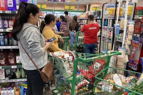 Loja do supermercado Chama, na zona leste de São Paulo, neste feriado de Finados