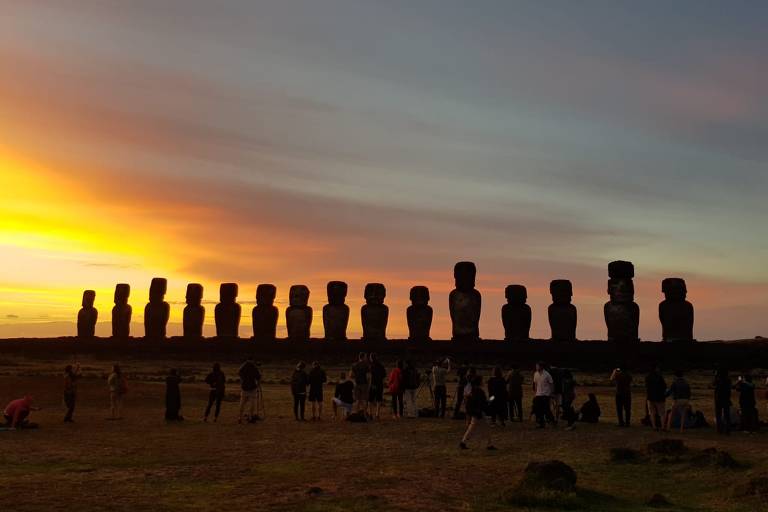 Plataforma Tongariki com 15 moai, ao leste da Ilha de Páscoa