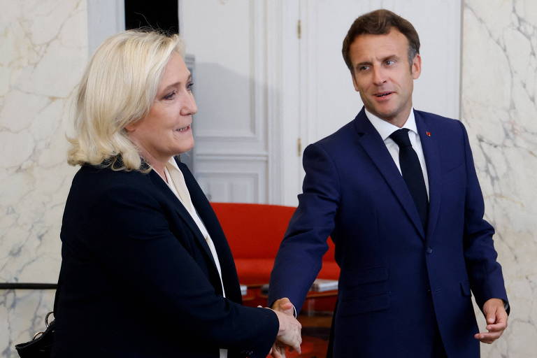 Marine Le Pen e Emmanuel Macron após conversa no Palácio Presidencial da França, em junho de 2022