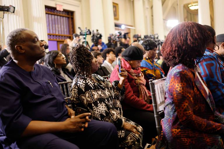 Residentes acompanham assinatura de projeto de lei em Nova York para criar comissão sobre reparações a descendentes de pessoas escravizadas