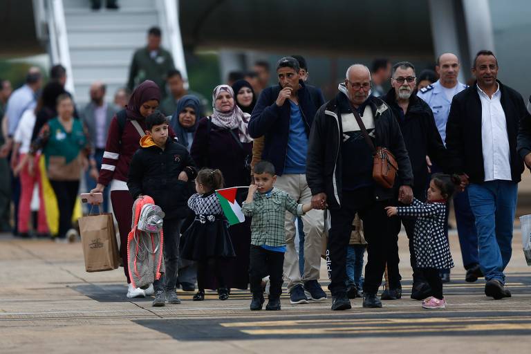 Terceiro grupo de brasileiros repatriados da Faixa de Gaza chega ao Brasil