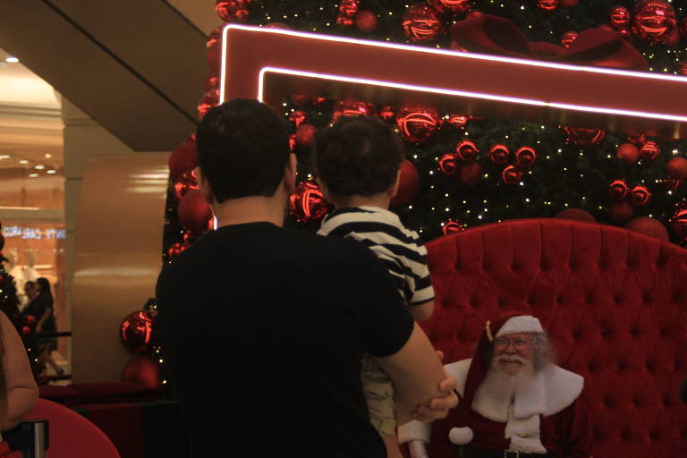 Natal: famílias fazem fila para ver o Papai Noel em shopping de São Paulo