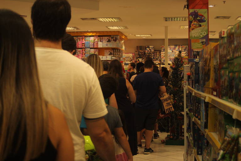  Fila em loja de brinquedos logo após abertura de shopping em São Paulo 
