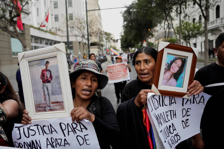 Manifestantes marcham na capital Lima contra a presidente Dina Boluarte e carregam fotos de pessoas mortas durante protestos