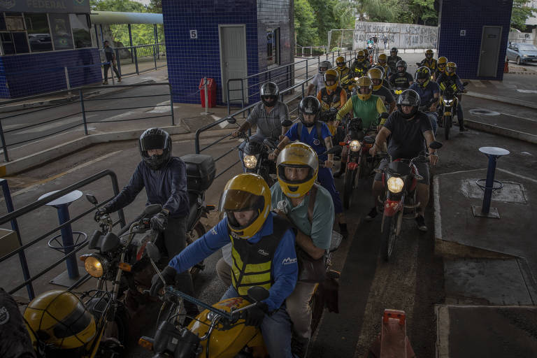 Comboio de motos para tentar evitar fiscalização na aduana da Ponte da Amizade, entre o Brasil e o Paraguai