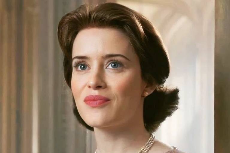 Atriz de 'The Crown' se recusa a assinar autógrafo com caneta azul; entenda motivo