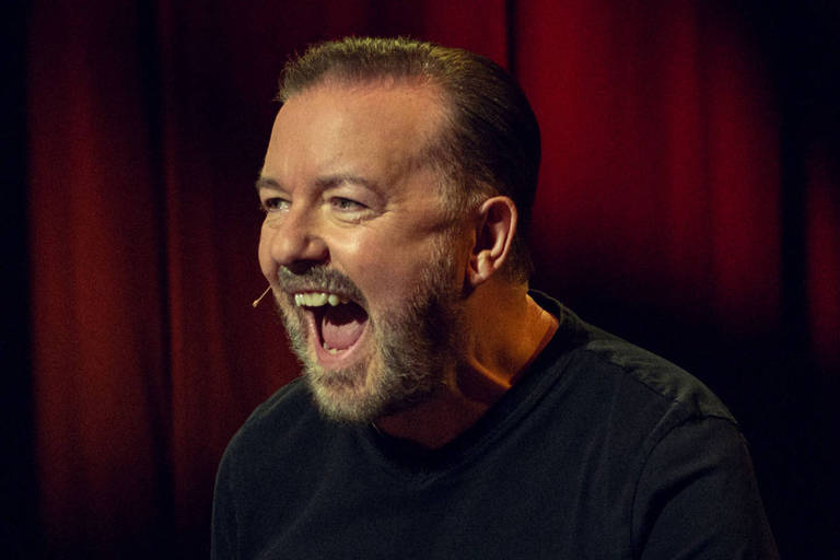 O ator e comediante Ricky Gervais em cena do stand-up 'Armageddon'