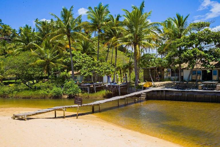 Acesso do hotel Calá e Divino à praia do Espelho, em Trancoso (BA)