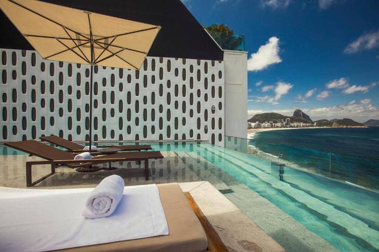 Piscina de borda infinita na cobertura do hotel Emiliano, em Copacabana, Rio de Janeiro (RJ)