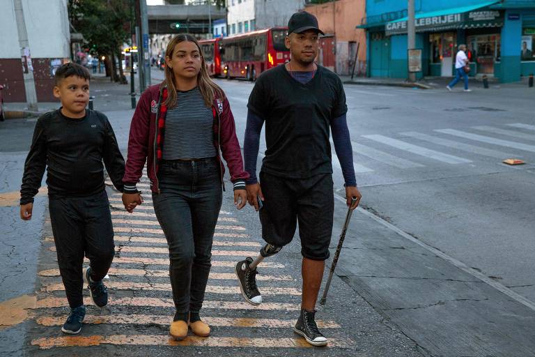 Marcel Maldonado com sua mulher, Andrea, e o filho, Samuel, na Cidade do México