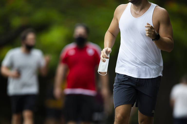 Homens correm em pista