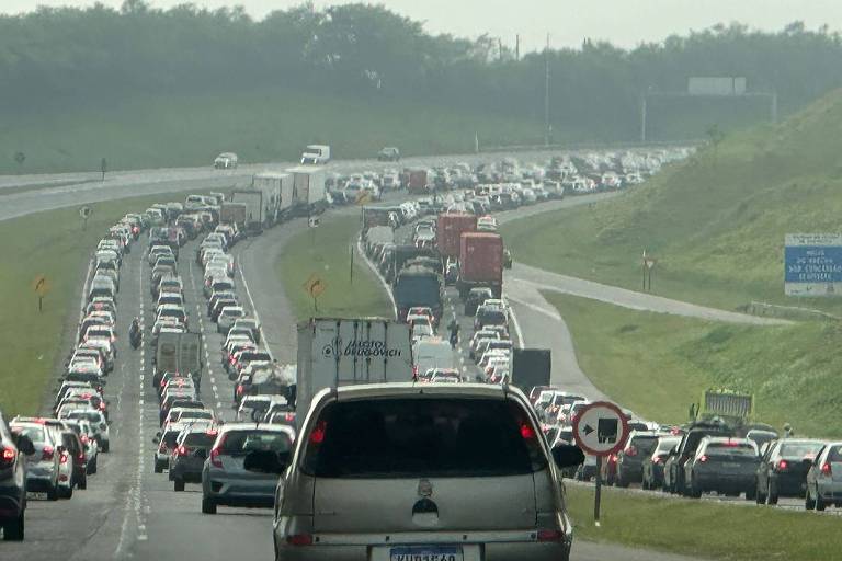 Trânsito na rodovia Carvalho Pinto, rumo ao interior de São Paulo e litoral norte