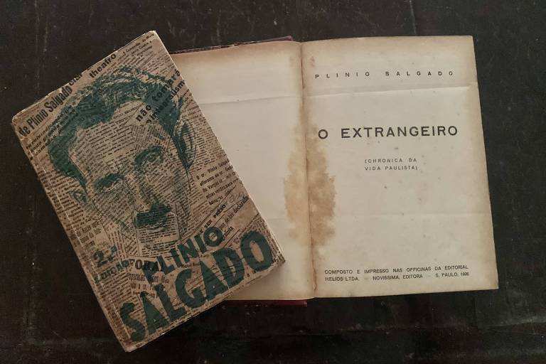 A folha de rosto da 1ª edição de "O Estrangeiro" e a capa de um livro de ensaios sobre Plinio Salgado 