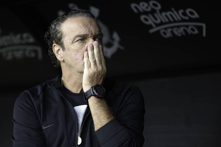 O técnico Cuca durante partida do Corinthians contra o Remo, em abril do ano passado