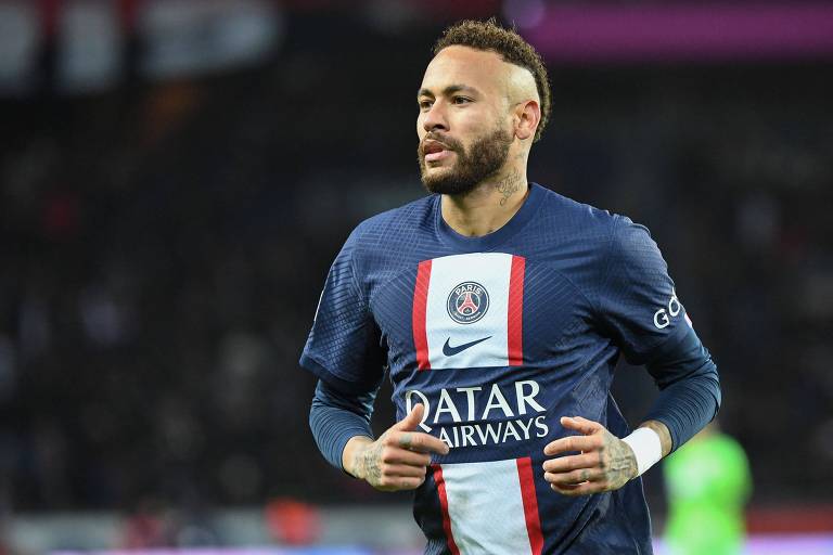 Neymar em ação pelo PSG durante partida contra o Angers pelo campeonato francês