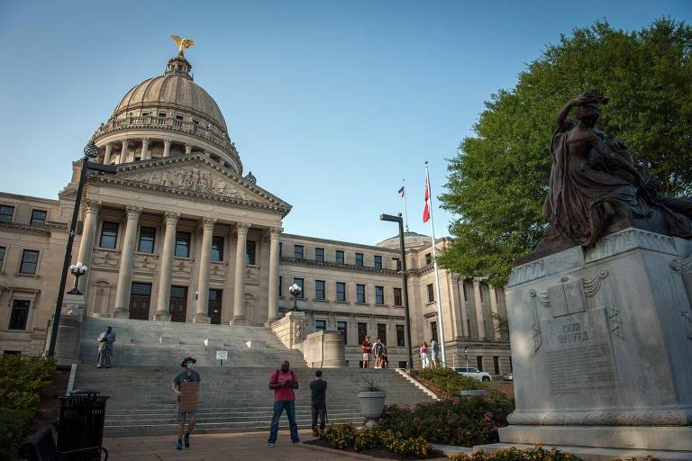 Pessoas ao redor do Capitólio do Mississippi, a sede do Legislativo estadual