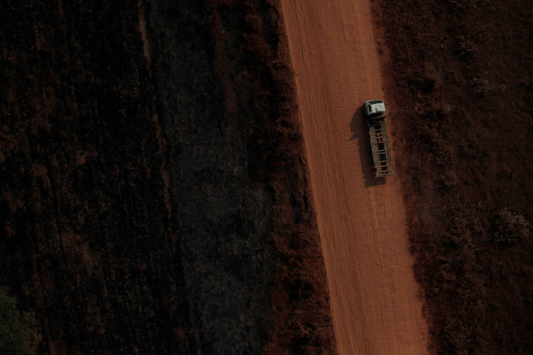 Vista aérea de caminhão na estrada de terra