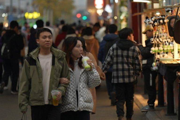 Casal caminha em Chengdu
