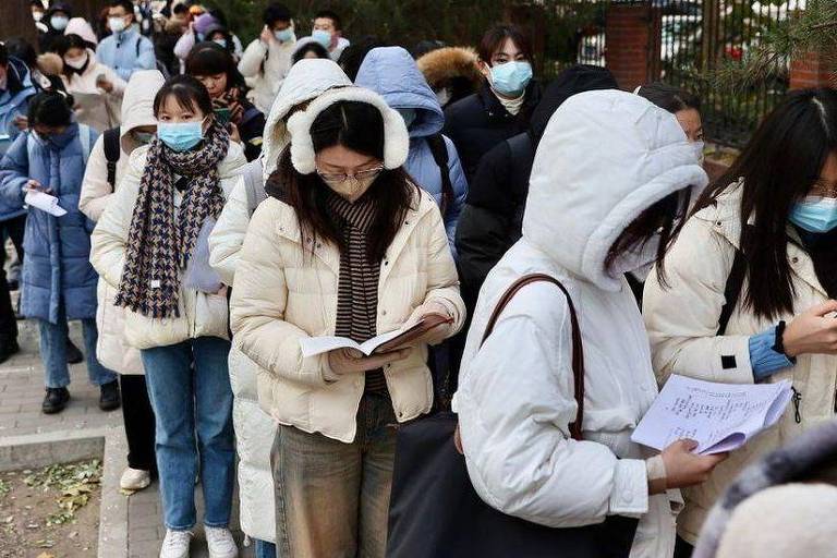 Estudantes em fila para prestar concurso público em Pequim
