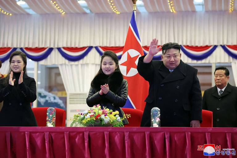 Kim Ju-ae (centro), filha do ditador da Coreia do Norte, Kim Jong-un (direita), em evento de Ano-Novo em Pyongyang