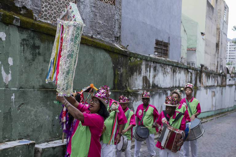 Folia de Reis muda cantos e moderniza ritmo para atrair jovens no Rio