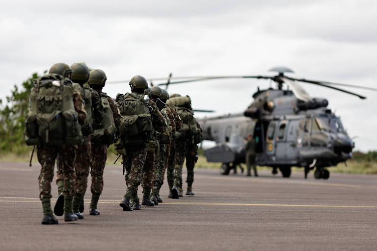 Soldados das Forças Armadas indo para embarque em helicoptero militar, para ação na TI Yanomami