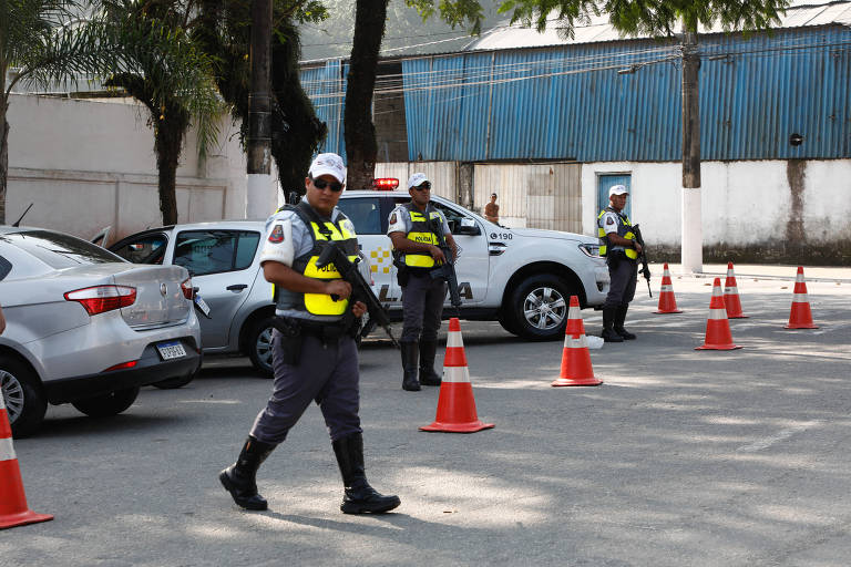 Policiais militares realizam blitz em bairro em Guarujá, na Baixada Santista