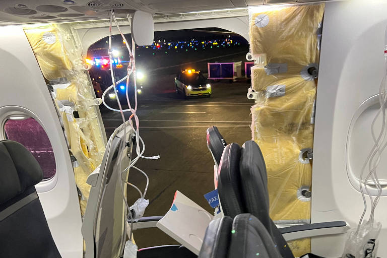 Aeronave da Alaska Airlines, modelo Boeing 737 Max 9, após perda de janela em voo; pouso de emergência foi feito em Portland
