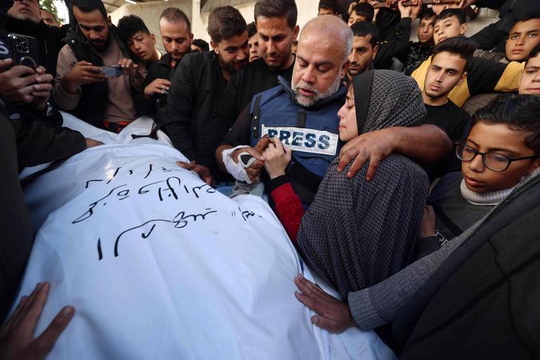 Familiares e amigos lamentam em Gaza morte de jornalista Hamza Dahdouh acusado por Israel de ser terrorista 
