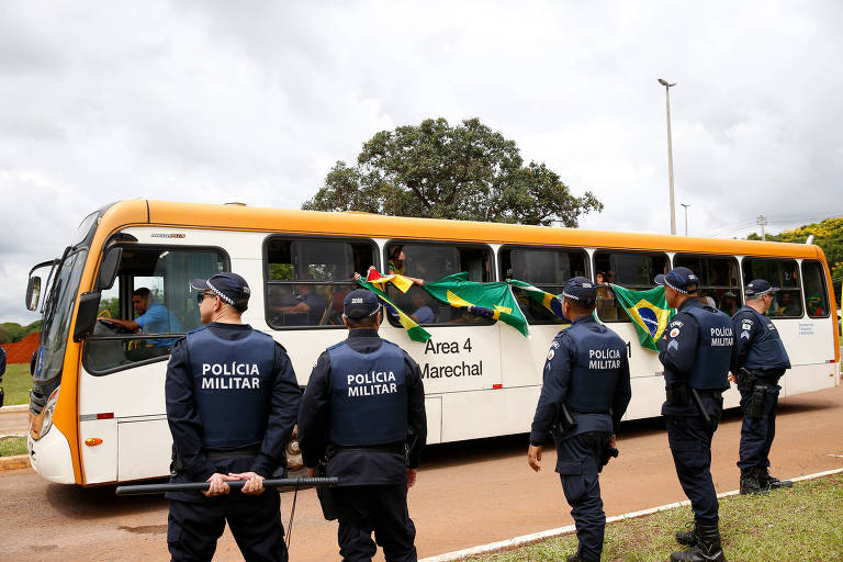 Ônibus com bolsonaristas presos no acampamento golpista em frente ao QG do Exército