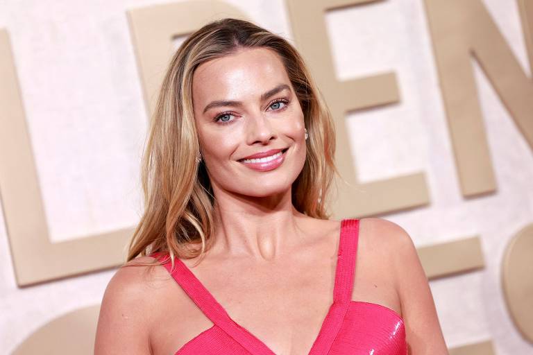 No Globo de Ouro 2024, Margot Robbie veste look de Barbie de 1977 da Armani