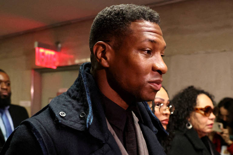 Jonathan Majors, condenado por agressão, diz que espera voltar para Hollywood