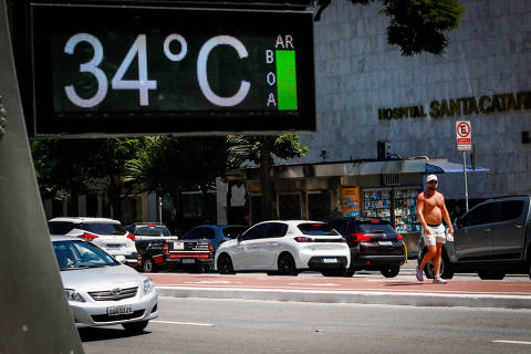 São Paulo (SP), 08/01/2024 - Clima em São Paulo - Semana começa com forte calor e com previsão de chuva fraca a tarde em São Paulo. Na avenida Paulista relógio marca 34°C na manhã desta segunda-feira (08). (Foto: Aloisio Mauricio/Fotoarena/Agência O Globo) ORG XMIT: 2476423