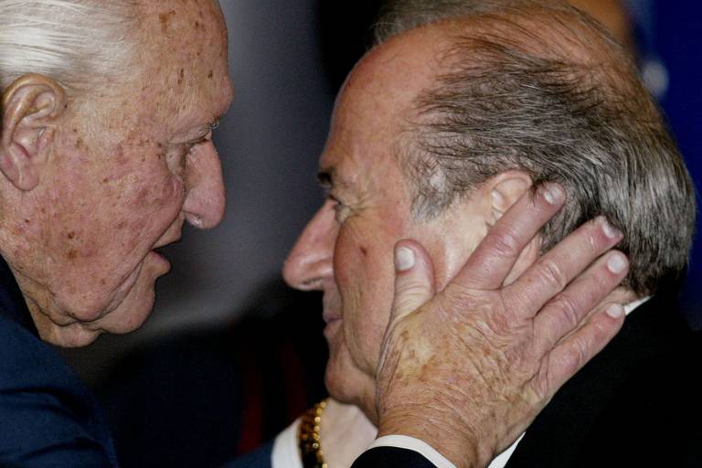 João Havelange afaga com as mãos o rosto de Joseph Blatter em congresso da Fifa em Seul, na Coreia do Sul, antes da Copa do Mundo de 2002