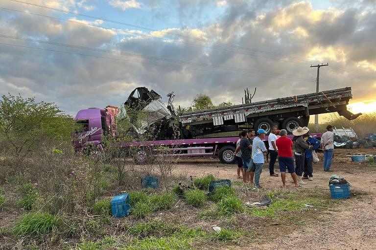 Acidente entre ônibus e caminhão em estrada da Bahia deixa 24 mortos