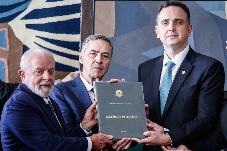 O presidente do Senado, Rodrigo Pacheco (PSD-MG), o presidente do STF (Supremo Tribunal Federal), Luís Roberto Barroso, e o presidente Lula (PT) em ato de aniversário dos ataques de 8 de janeiro, em Brasília