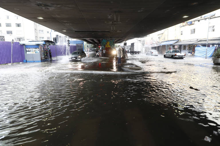 Tempestade alaga rua próximo ao metrô Santa Cecília, na região central