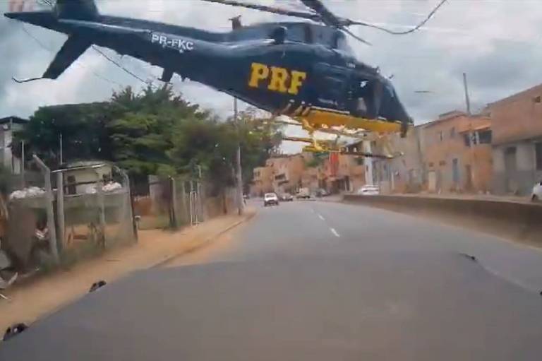 Câmera em carro mostra o momento que helicóptero da PRF faz pouso forçado em avenida de Belo Horizonte; vídeo foi postado nas redes sociais