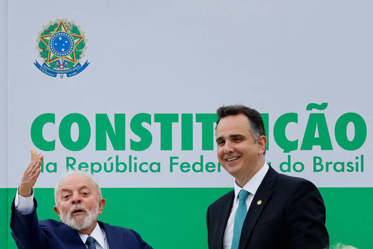 O presidente Lula ao lado de Rodrigo Pacheco