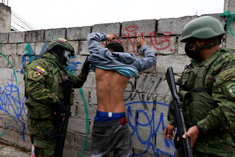 Militares do Equador fazem midiática demonstração de força à população