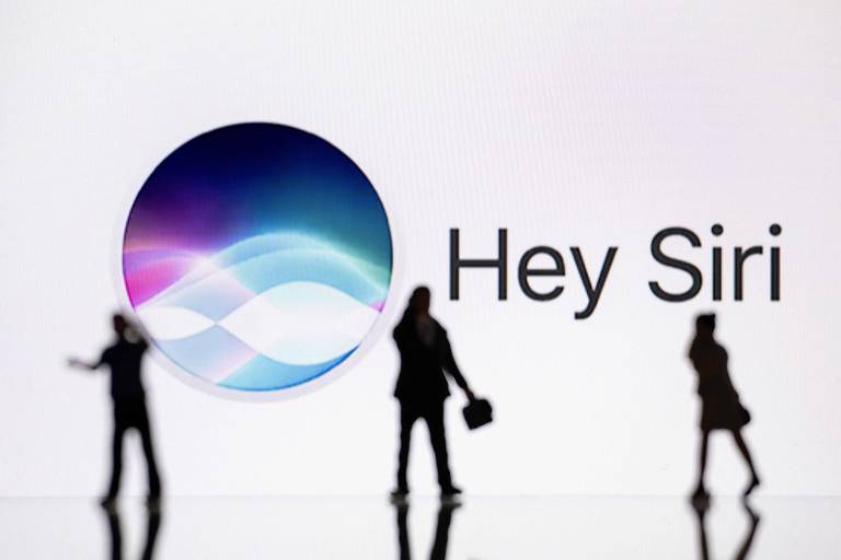Apple funde equipes que atuam com a Siri e ameaça demitir mais de 100 funcionários