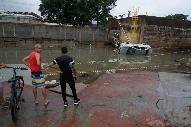 Chuva deixa 11 mortos, alaga ruas, inunda hospital e fecha estações de metrô no Rio