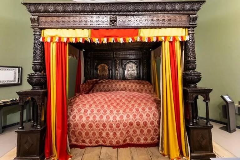 A Grande Cama de Ware foi uma atração turística popular por séculos e chegou a ser mencionada por Shakespeare. Seu tamanho é suficiente para abrigar quatro casais. Hoje, ela faz parte da coleção do Museu Victoria & Albert, em Londres